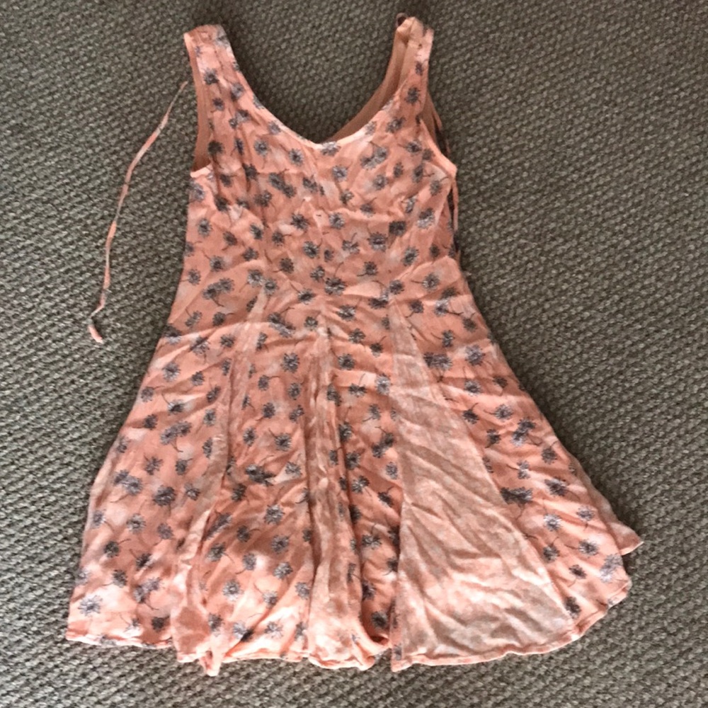 Very cute sun dress ties in the back